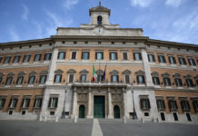 Porto d’armi prorogato e identificazione: novità nel decreto Rilancio porto d'armi prorogato: facciata di palazzo montecitorio, sede della camera dei deputati