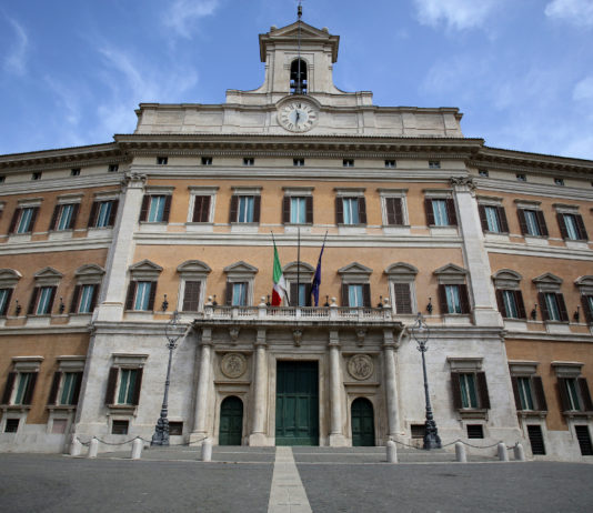 Porto d’armi prorogato e identificazione: novità nel decreto Rilancio porto d'armi prorogato: facciata di palazzo montecitorio, sede della camera dei deputati