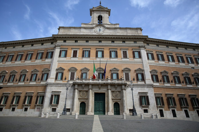 porto d'armi prorogato: facciata di palazzo montecitorio, sede della camera dei deputati