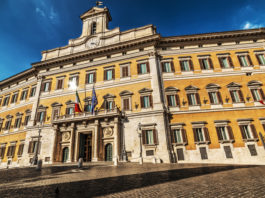 Proroga del porto d’armi, Lamorgese sulla tassa di concessione proroga del porto d'armi: facciata di palazzo montecitorio, sede della camera dei deputati