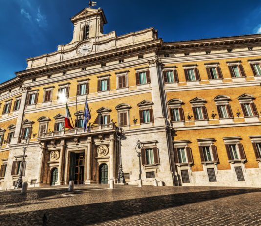 Proroga del porto d’armi, Lamorgese sulla tassa di concessione proroga del porto d'armi: facciata di palazzo montecitorio, sede della camera dei deputati