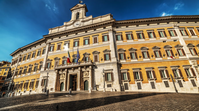 proroga del porto d'armi: facciata di palazzo montecitorio, sede della camera dei deputati