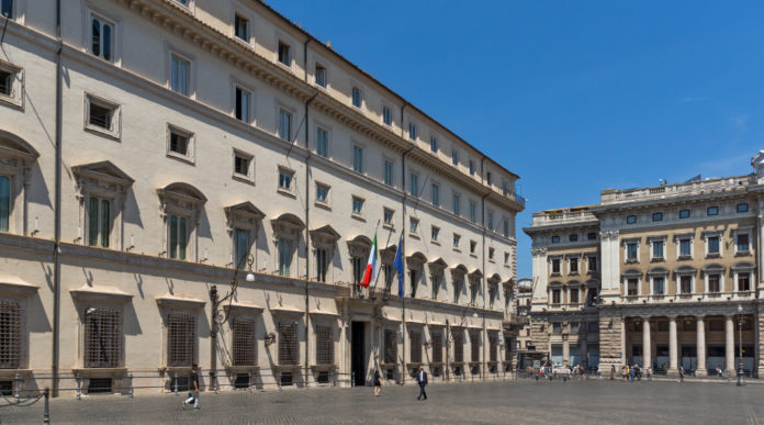proroga del porto d'armi: facciata di palazzo chigi, sede del governo italiano