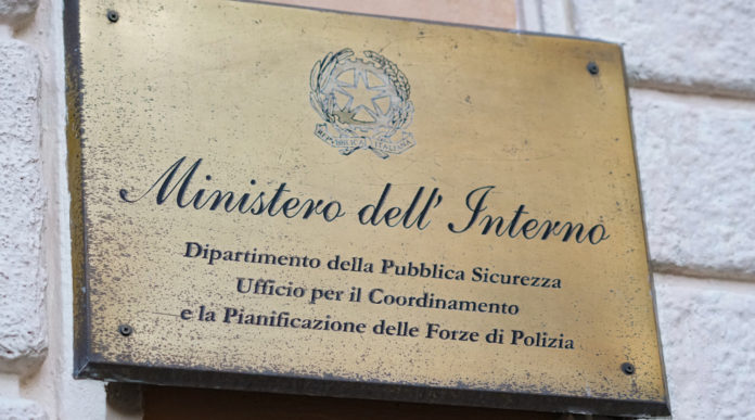 trasporto di armi: insegna del ministero dell'interno, dipartimento di pubblica sicurezza