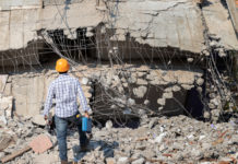 Conarmi organizza online il corso fochino da mina e pirotecnico Conarmi organizza online il corso fochino da mina e pirotecnico: fochino da mina davanti a edificio da demolire