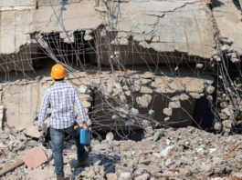 Conarmi organizza online il corso fochino da mina e pirotecnico Conarmi organizza online il corso fochino da mina e pirotecnico: fochino da mina davanti a edificio da demolire