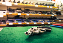 Diffusi i numeri dell’industria delle armi americana industria delle armi americana: revolver sul bancone di un'armeria