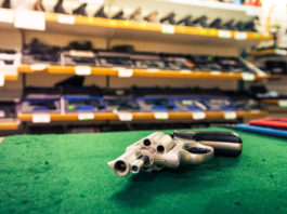 Diffusi i numeri dell’industria delle armi americana industria delle armi americana: revolver sul bancone di un'armeria