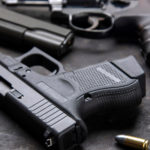 Le notizie sulle armi della settimana notizie sulle armi: pistole su tavolo