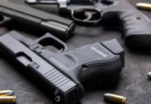 Le notizie sulle armi della settimana notizie sulle armi: pistole su tavolo