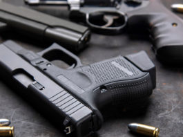 Le notizie sulle armi della settimana notizie sulle armi: pistole su tavolo