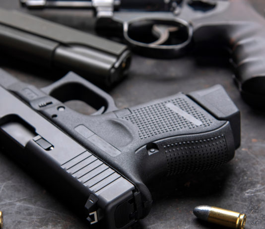 Le notizie sulle armi della settimana notizie sulle armi: pistole su tavolo