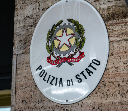 Trasporto di armi, la nota della polizia di Stato trasporto di armi: insegna della polizia di stato
