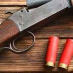 Divieto di munizioni in piombo, Unarmi si rivolge al governo Divieto di munizioni in piombo: fucile con tre munizioni su tavolo di legno