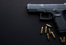 Le notizie sulle armi della settimana notizie sulle armi: pistola su fondo nero, sei proiettili