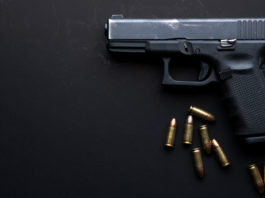 Le notizie sulle armi della settimana notizie sulle armi: pistola su fondo nero, sei proiettili