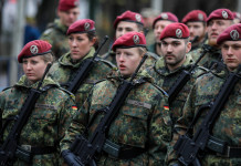 La gara per il fucile d’assalto dell’esercito tedesco si chiude con una sorpresa La gara per il fucile d’assalto dell’esercito tedesco si chiude con una sorpresa: soldati tedeschi in parata