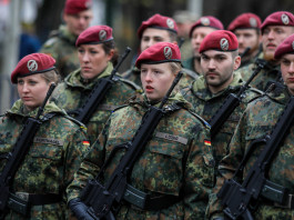 La gara per il fucile d’assalto dell’esercito tedesco si chiude con una sorpresa La gara per il fucile d’assalto dell’esercito tedesco si chiude con una sorpresa: soldati tedeschi in parata