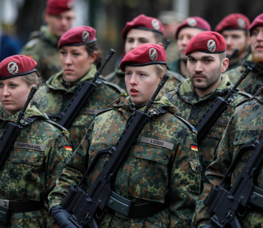La gara per il fucile d’assalto dell’esercito tedesco si chiude con una sorpresa La gara per il fucile d’assalto dell’esercito tedesco si chiude con una sorpresa: soldati tedeschi in parata