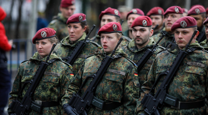 La gara per il fucile d’assalto dell’esercito tedesco si chiude con una sorpresa: soldati tedeschi in parata