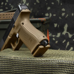 da dietro, la glock g17 gen5 fr appoggiata sulla canna