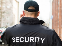 Guardia scorda pistola in bar, la sentenza sul rinnovo del porto d’armi rinnovo del porto d'armi: guardia di sicurezza di spalle