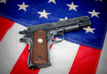 Marzo record per numero di background check richiesti background richiesti: pistola su bandiera americana