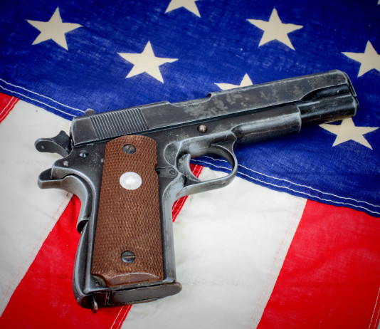 Marzo record per numero di background check richiesti background richiesti: pistola su bandiera americana