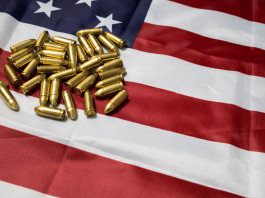 Mercato delle armi in America: la situazione alla fine del trimestre mercato delle armi in america: munizioni su bandiera americana