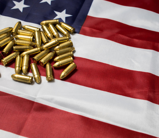 Mercato delle armi in America: la situazione alla fine del trimestre mercato delle armi in america: munizioni su bandiera americana