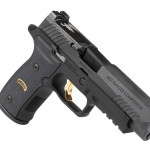 appoggiata sulla canna, la pistola custom sig sauer m17 best ranger competition