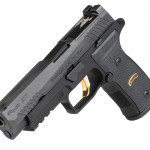 la pistola custom sig sauer m17 best ranger competition appoggiata sulla canna, fianco sinistro