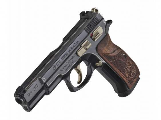 pistola cz 75 tobruk appoggiata sulla canna