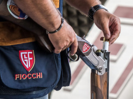 27° Fiocchi Day, ecco date e campi della gara di tiro a volo 27° Fiocchi Day: tiratore carica fucile con munizioni Fiocchi