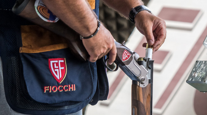 27° Fiocchi Day: tiratore carica fucile con munizioni Fiocchi