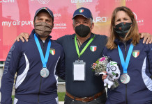 Coppa del Mondo di tiro a volo, quarta medaglia per l’Italia Coppa del Mondo di tiro a volo: Chiara Cainero e Tammaro Cassandro con la medaglia d'argento, insieme al dt Andrea Benelli