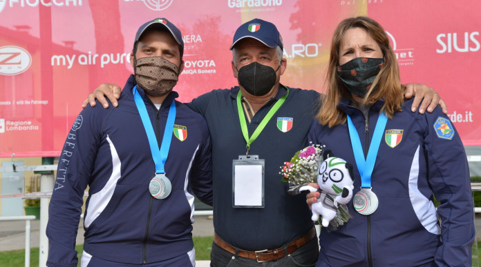 Coppa del Mondo di tiro a volo: Chiara Cainero e Tammaro Cassandro con la medaglia d'argento, insieme al dt Andrea Benelli