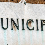 Denuncia di armi di proprietà del Comune, la sentenza della Cassazione denuncia di armi di proprietà del comune: insegna con scritto "Municipio"