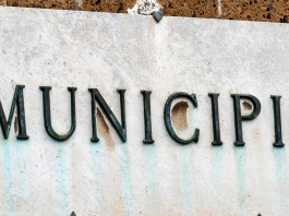 Denuncia di armi di proprietà del Comune, la sentenza della Cassazione denuncia di armi di proprietà del comune: insegna con scritto "Municipio"