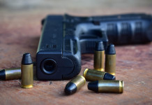 Emendamento per consentire l’utilizzo di armi calibro 9×19 in Italia armi 9x19 in Italia: pistola 9x19 con munizioni su tavolo di legno