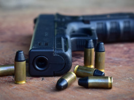 Emendamento per consentire l’utilizzo di armi calibro 9×19 in Italia armi 9x19 in Italia: pistola 9x19 con munizioni su tavolo di legno