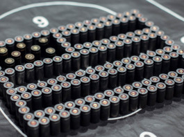 Il mercato delle armi negli Stati Uniti continua a crescere mercato delle armi negli Stati Uniti: bandiera americana formata con munizioni