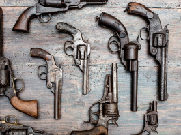 Limite per armi in collezione, Fdi presenta interrogazione al governo licenza per armi in collezione: revolver vintage su un tavolo
