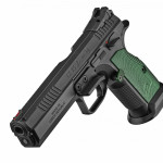 la pistola cz ts2 racing green appoggiata sulla canna