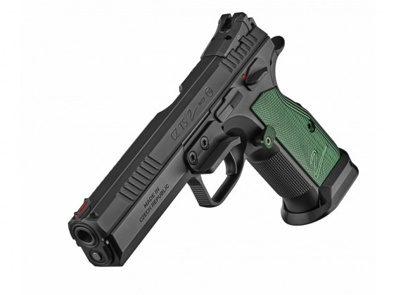 la pistola cz ts2 racing green appoggiata sulla canna