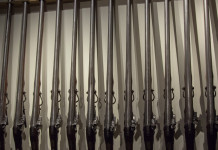 Limite per armi in collezione, questura sospende provvedimento limite per armi in collezione: vecchi fucili nella rastrelliera