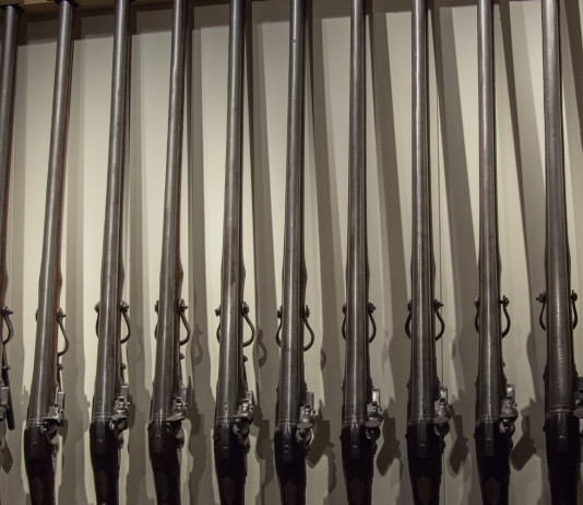Limite per armi in collezione, questura sospende provvedimento limite per armi in collezione: vecchi fucili nella rastrelliera