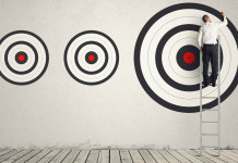 Mantelli e Vespasiano ammessi tra i candidati alla presidenza dell’Uits Mantelli e Vespasiano ammessi tra i candidati alla presidenza dell’Uits: uomo su scala dipinge tre bersagli da tiro a segno