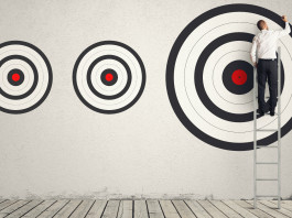 Mantelli e Vespasiano ammessi tra i candidati alla presidenza dell’Uits Mantelli e Vespasiano ammessi tra i candidati alla presidenza dell’Uits: uomo su scala dipinge tre bersagli da tiro a segno