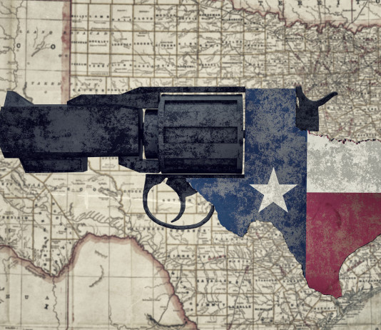 Porto d’armi in Texas, cadono molti vincoli porto d'armi in Texas: revolver con bandiera americana su vecchia mappa del Texas